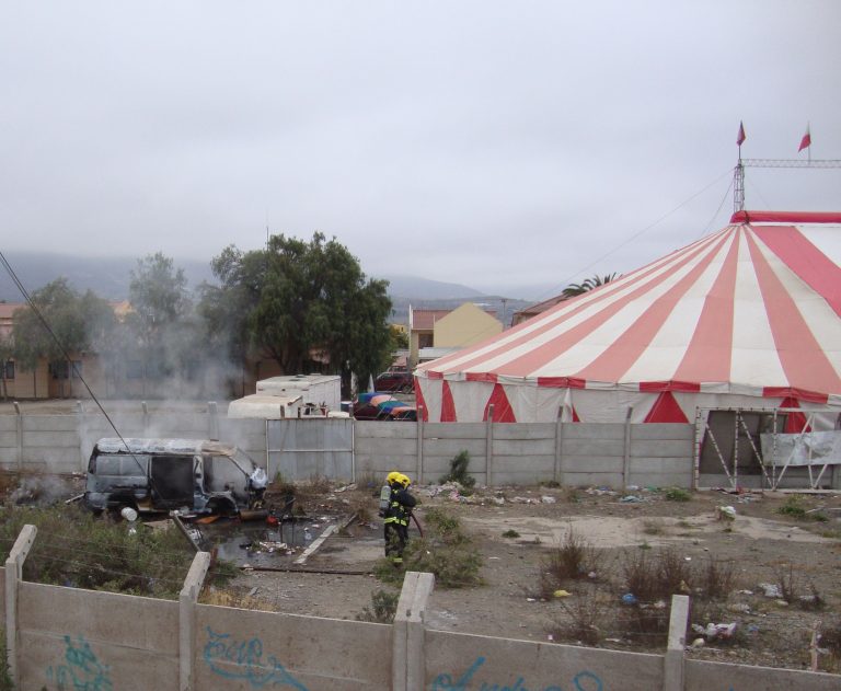Fuego destruye furgón estacionado a pocos metros de carpa de un circo