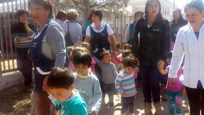 Encargadas comienzan la evacuación ordenada de los pequeños.