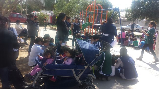 Los niños instalados en la plaza de juegos esperan el fin de la emergencia.