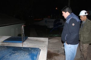El gobernador Pleticosic se apersonó en la planta de Agua del Valle (Foto: cedida) 