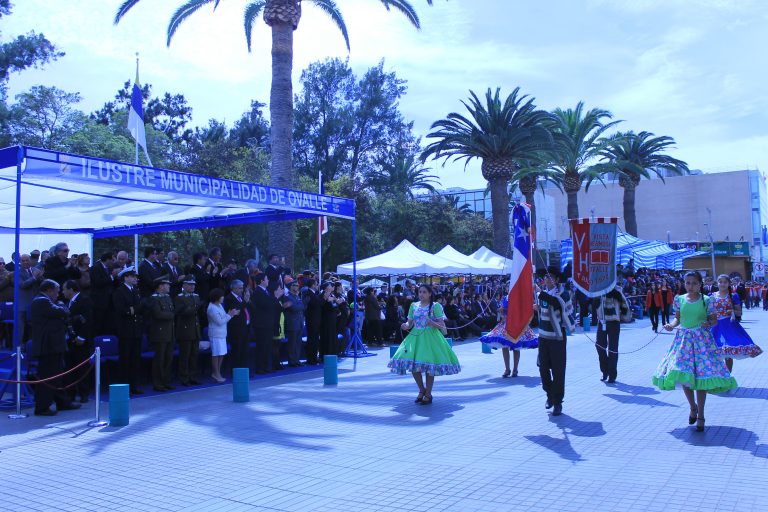 Con tradicional desfile se dio inicio a la celebración de fiestas patrias