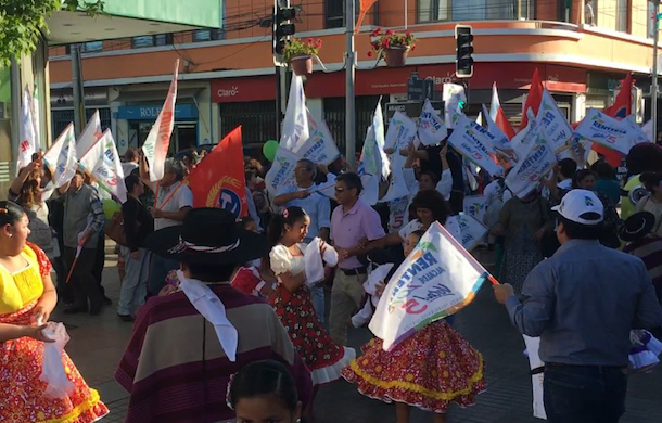 El «amistoso» encuentro entre partidarios de Rentería y Sáez en el Paseo Peatonal de Ovalle
