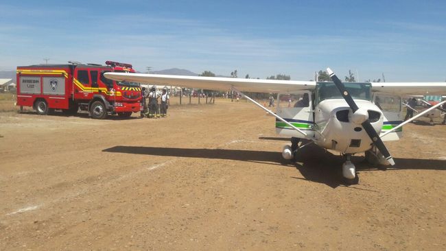 Insólito accidente: avioneta quiebra parabrisas a carrobomba en festival aéreo.