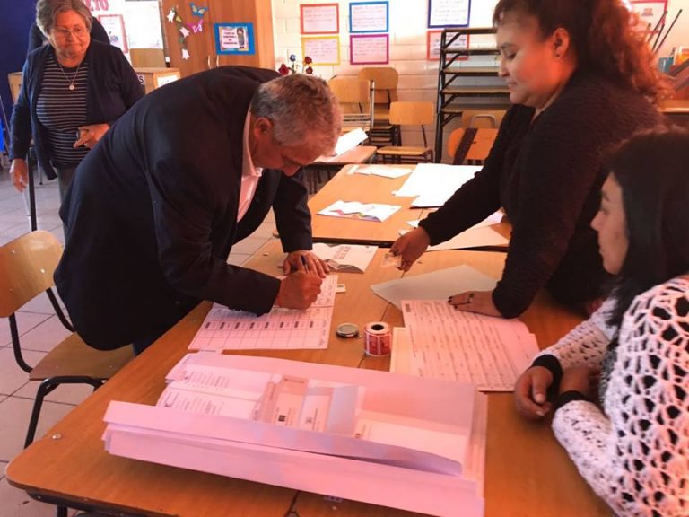 Claudio Rentería concurre a votar a Escuela Fray Jorge