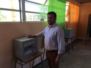 Carlos Ortiz votó en la mesa 11 (Foto: OvalleHOY.cl)