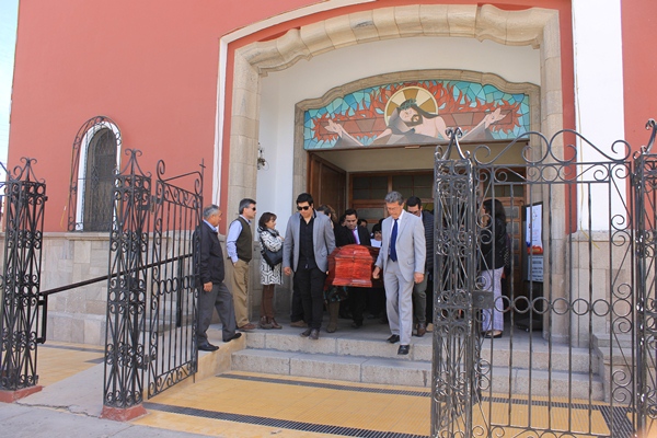 Emotiva despedida a médico Marco Ogalde