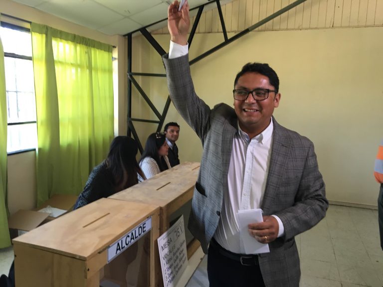 Gobernador Pleticosic y candidato Cristian Sáez votan en la misma mesa