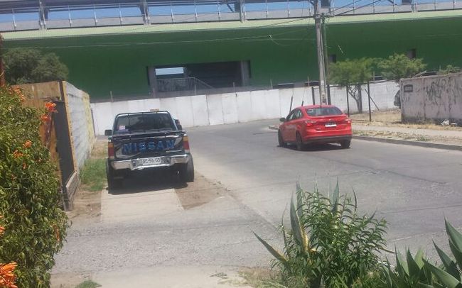 Camioneta estacionada en la acera en Yungay casi al llegar a la SAvenida La Chimba. Observe el frente todo el espacio que tiene para estacionar.