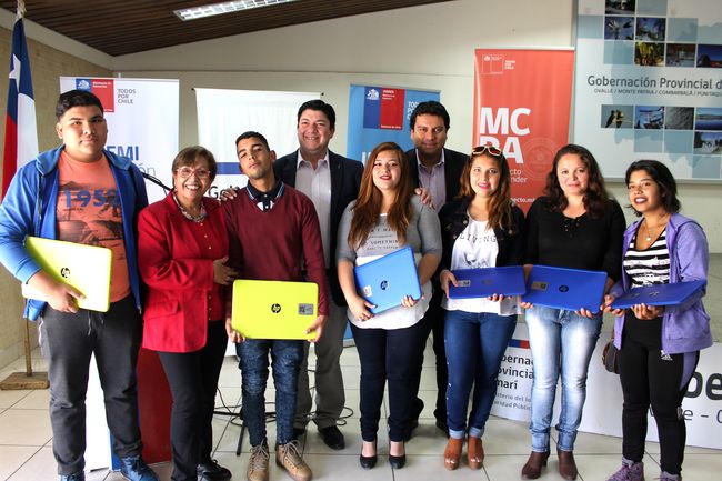 Gobierno provincial entregó computadores a estudiantes adultos de programa “Me conecto para aprender”