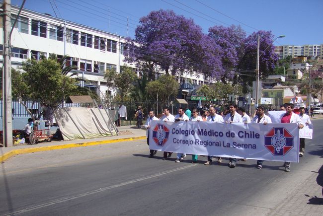 Médicos de Ovalle desfilaron por las calles de la ciudad