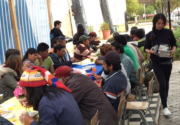 Estudiantes ovallinos ofrecen almuerzo solidario a personas en situación de calle