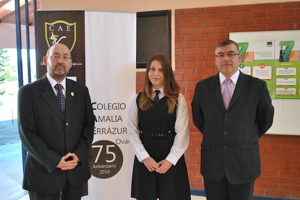María Pía Poblete Gomila junto al director del CAE Jorge Gutiérrez y el profesor guía, Guillermo Morales (foto: OvalleHOY.cl)