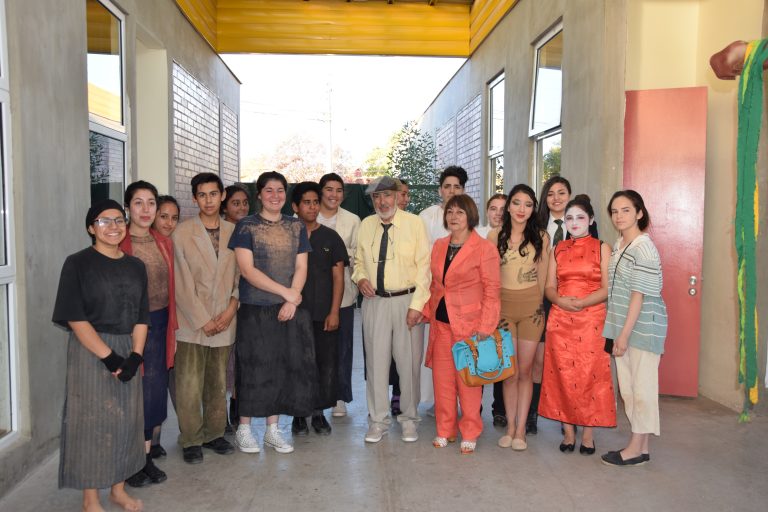 Colegio de artes inaugura sala de teatro y homenajea a ex director