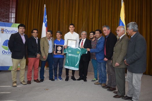 Enzo fue declarado hijo ilustre de Ovalle y recibió de parte de los hinchas una camiseta de Club Deportes Ovalle.