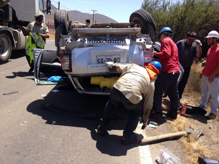 Espectacular volcamiento protagoniza vehículo en Ruta Ovalle-Punitaqui