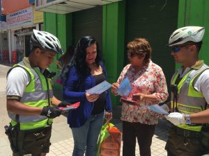 Catalina Guzmán coordinadora regional de Seguridad Pública, conversa con una ciudadana (foto: OvalleHOY.cl)