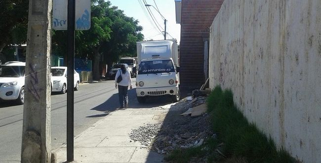 El tontorrón que estaciona su vehículo en cualquier lugar