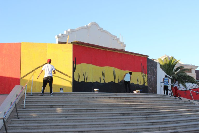 Academia de arte urbano interviene paneles que cierran frontis de la Biblioteca