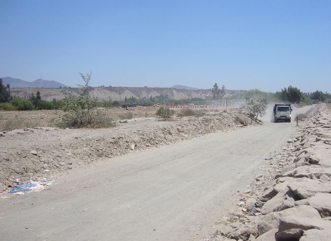 Preocupa que desconocidos continúen arrojando basura en la ribera del río
