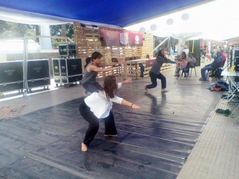 Performance en Feria del Libro crítica el difícil acceso a la cultura