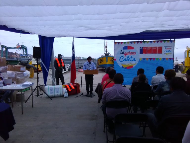 Pescadores de la región reciben implementos para hacer más seguras sus faenas