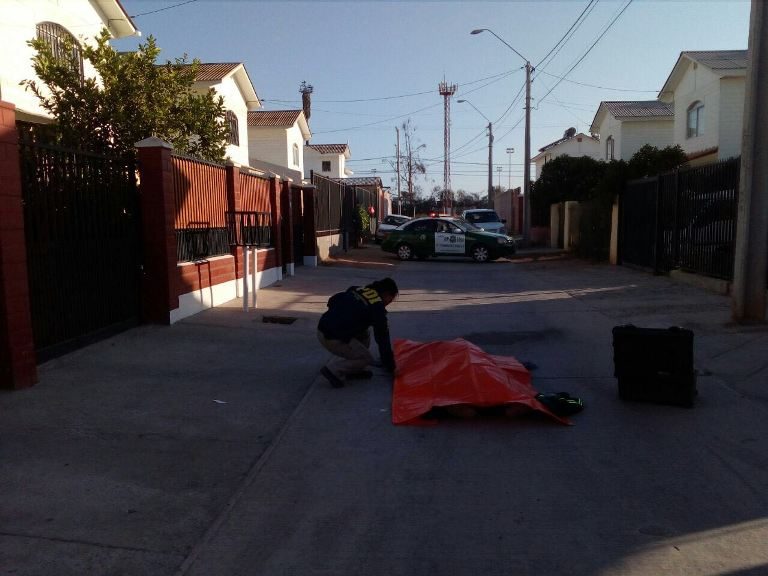 Hombre de 59 años de edad muere en plena vía pública
