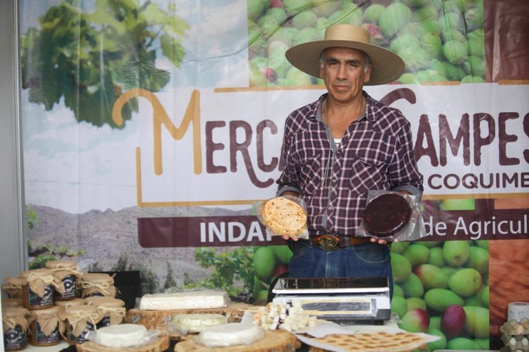 Queso de cabra sellado al vino tinto: el novedoso producto de un criancero de la región