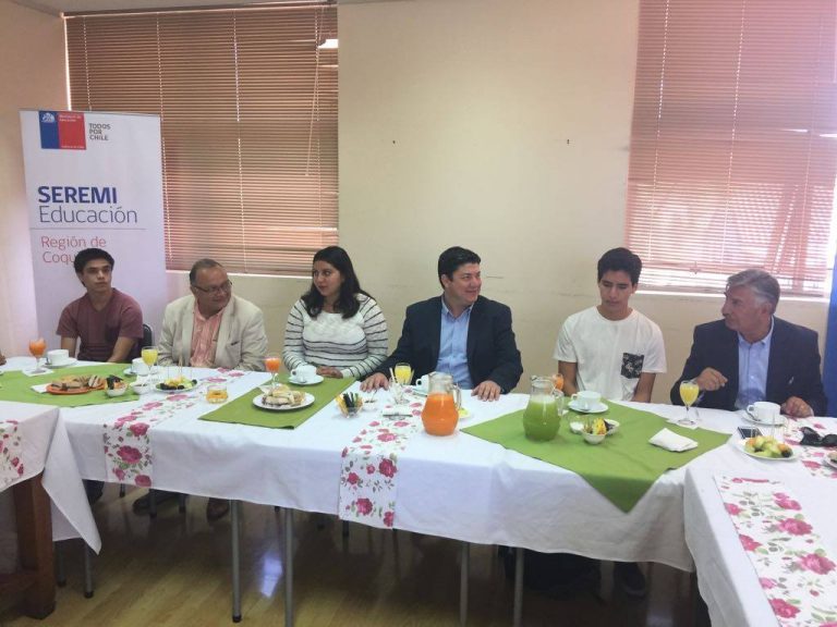 Beneficiarios de la gratuidad en educación superior se reúnen con autoridades regionales