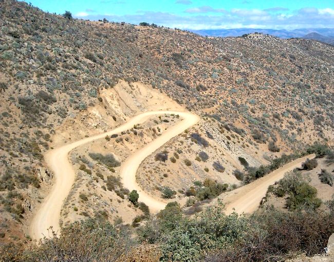 Conductor fallece al caer su camioneta a un profundo barranco