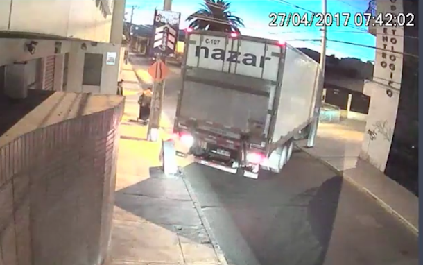 Video muestra como camiones arrancan nuevo basurero en céntrica esquina