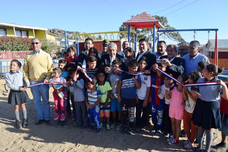 Niños de Caleta El Toro ya pueden disfrutar de espacio recreativo