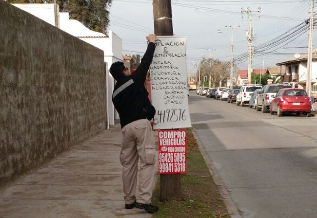 Municipio de La Serena da el ejemplo multando a quienes instalan afiches en la vía pública