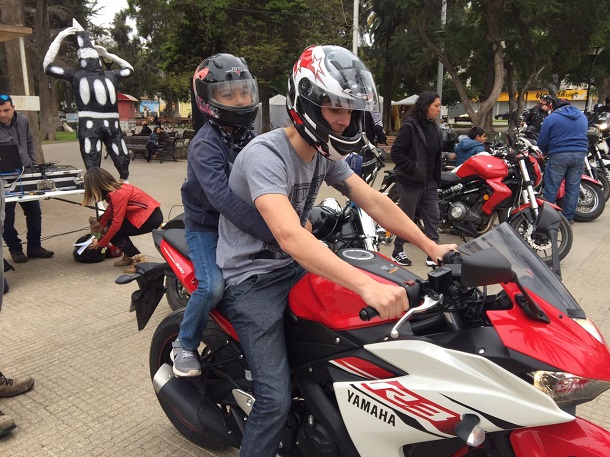 Todo un éxito las vueltas en moto solidarias
