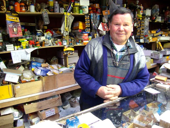 El asombroso mundo de una céntrica quincallería ovallina