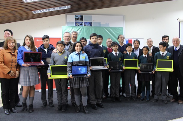 947 estudiantes de Ovalle recibieron computadores portátiles