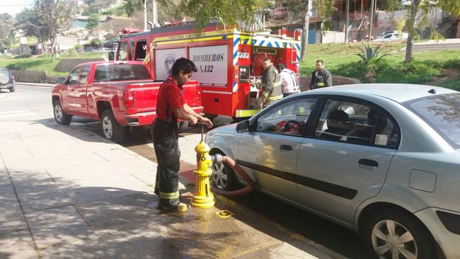 Vehículos estacionados frente a grifo de agua dificultan la labor de bomberos