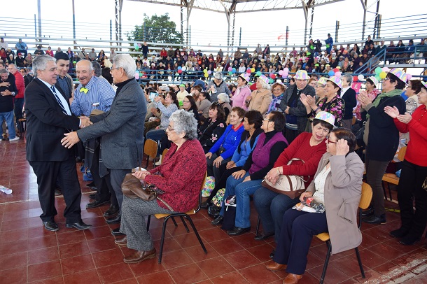 Abuelitos celebran que “pasaron agosto”