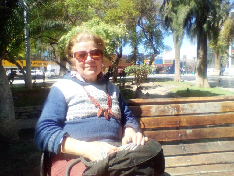 Carmen Gloria: la ovallina que recorre espacios públicos ofreciendo lecturas del Tarot