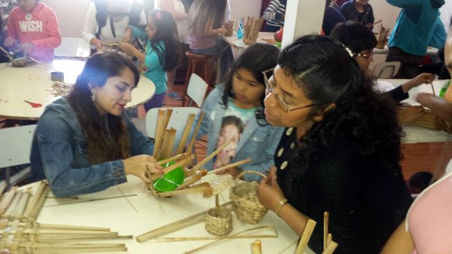 Niños ovallinos aprendieron a hacer trabajos en totora en taller práctico