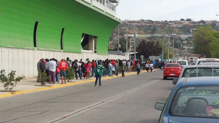 Cientos de personas llegan a buscar entradas para inauguración del Estadio Diaguita