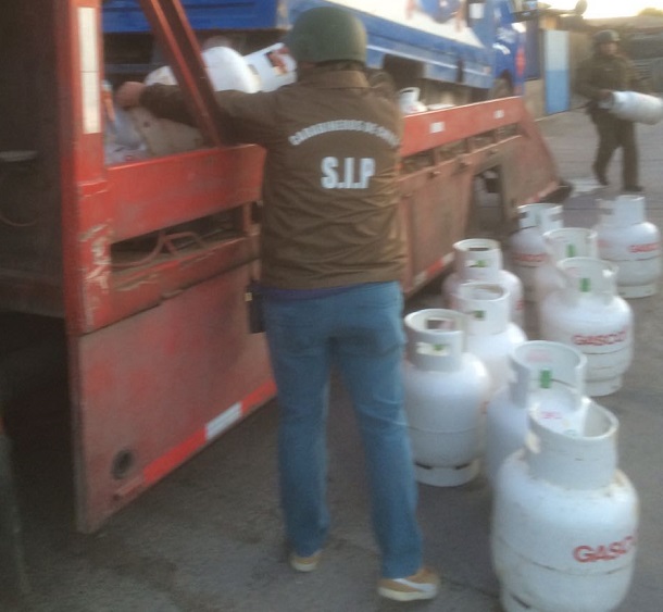 Pareja es sorprendida con 44 bidones de gas en su casa