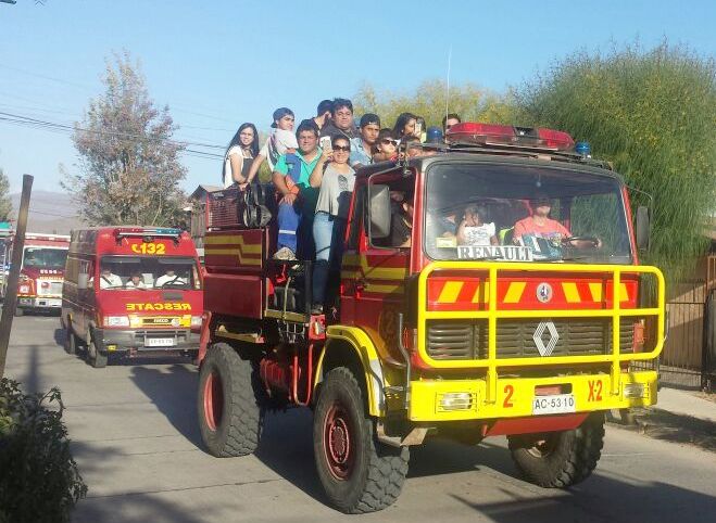 De un alegre paseo por la calles de la ciudad disfrutaron los hijos de Bomberos