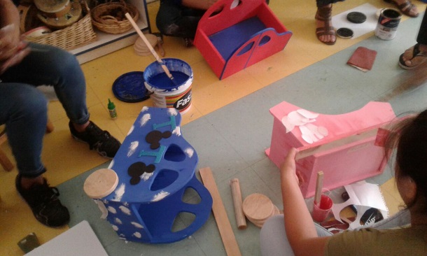 Apoderados de jardín infantil hicieron a mano regalos para sus pequeños