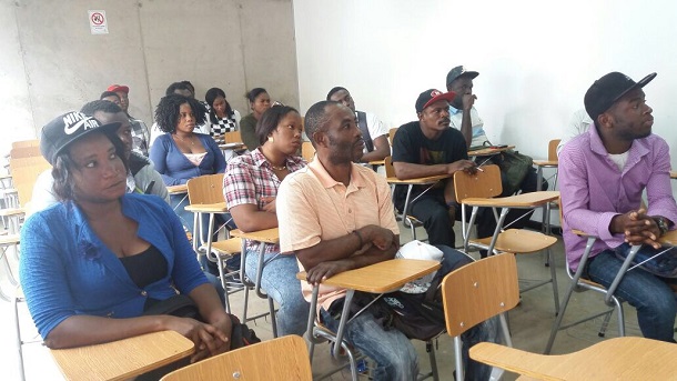 Ciudadanos haitianos asisten a curso de español en Ovalle