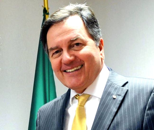 Confirman que Roberto Ampuero no viene a la Feria del Libro de Ovalle