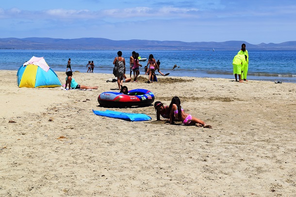 Ovallinos aprovechan su camping gratuito en Tongoy