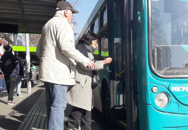 Proponen subsidio para rebajas en locomoción colectiva de adultos mayores