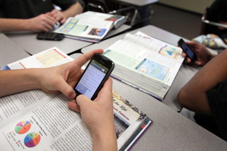 ¿Prohibir el uso de celulares en clase es una Contradicción Vital?