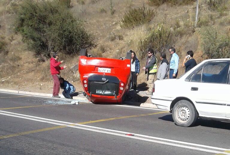 AHORA: Automóvil vuelca en la cuesta El Hinojo