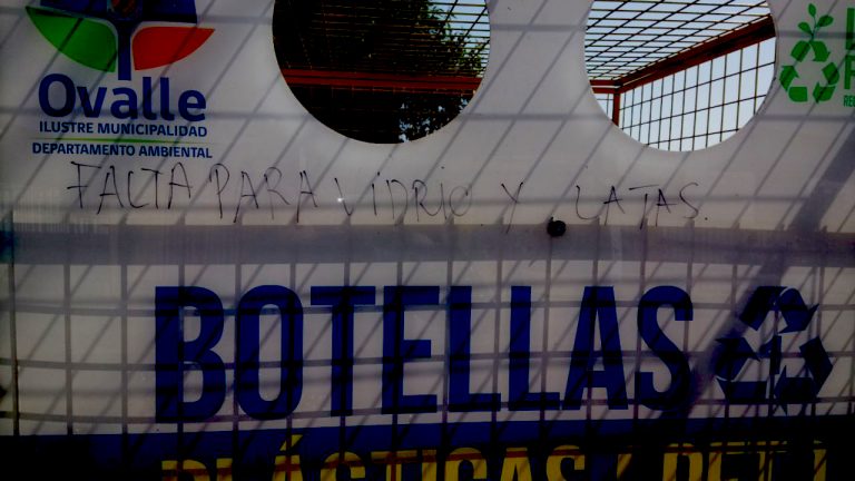 Hay formas de decir las cosas: Rayan recién instalado contenedor de reciclaje